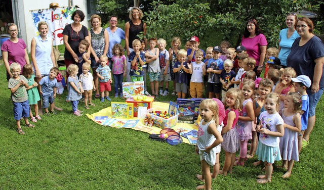 Kinder, Erzieher und Eltern vom Kinder...in freuen sich ber neue Spielsachen.   | Foto: Rolf Reissmann