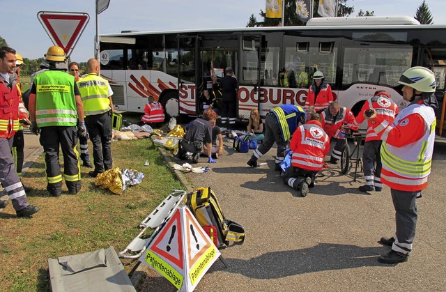 Ein Busunfall als Szenario fr eine Gr...bten einen auergewhnlichen Einsatz.  | Foto: Jutta Schtz