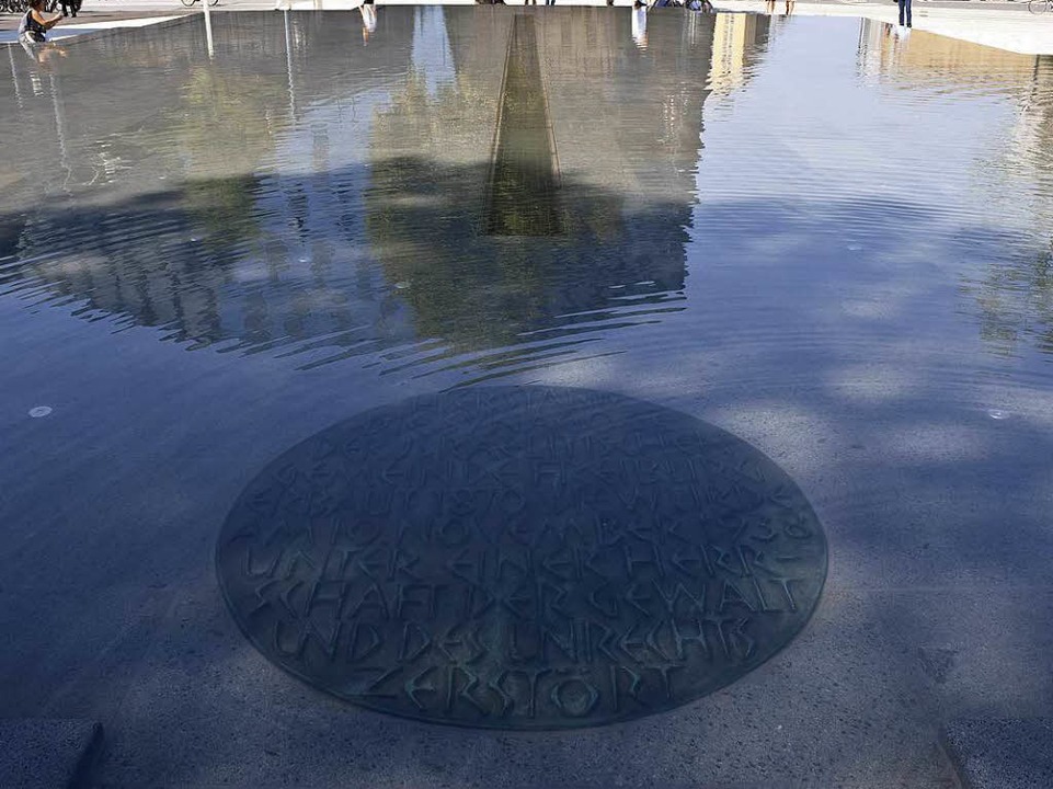 Die Gedenktafel in der Mitte des Brunnens.  | Foto: Thomas Kunz