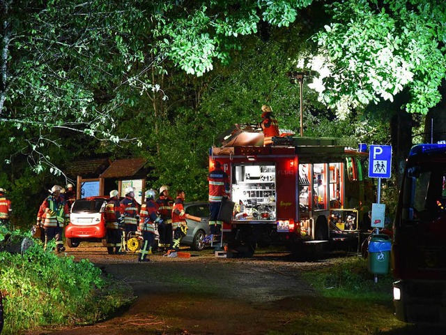 Die Feuerwehr hatte Probleme bei der A...ren von umgestrzten Bumen blockiert.  | Foto: Martin Eckert