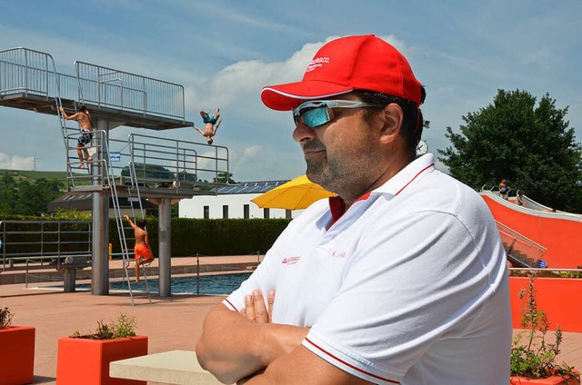 Bademeister Sergej Gvozder hat die Lage im Parkschwimmbad im Griff.  | Foto: Sarah Beha