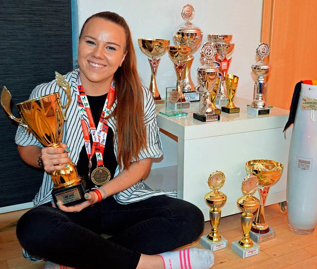 Die Zahl der Pokale in Nina Zipfels Zimmer nimmt von Saison zu Saison zu.  | Foto: Gerhard Lck