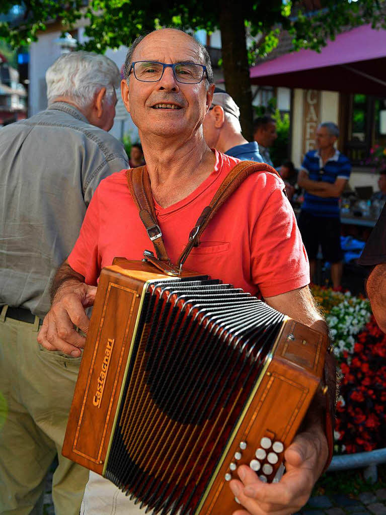 Die drei "Nomades" spieten bretonische Musik auf dem Rathausplatz