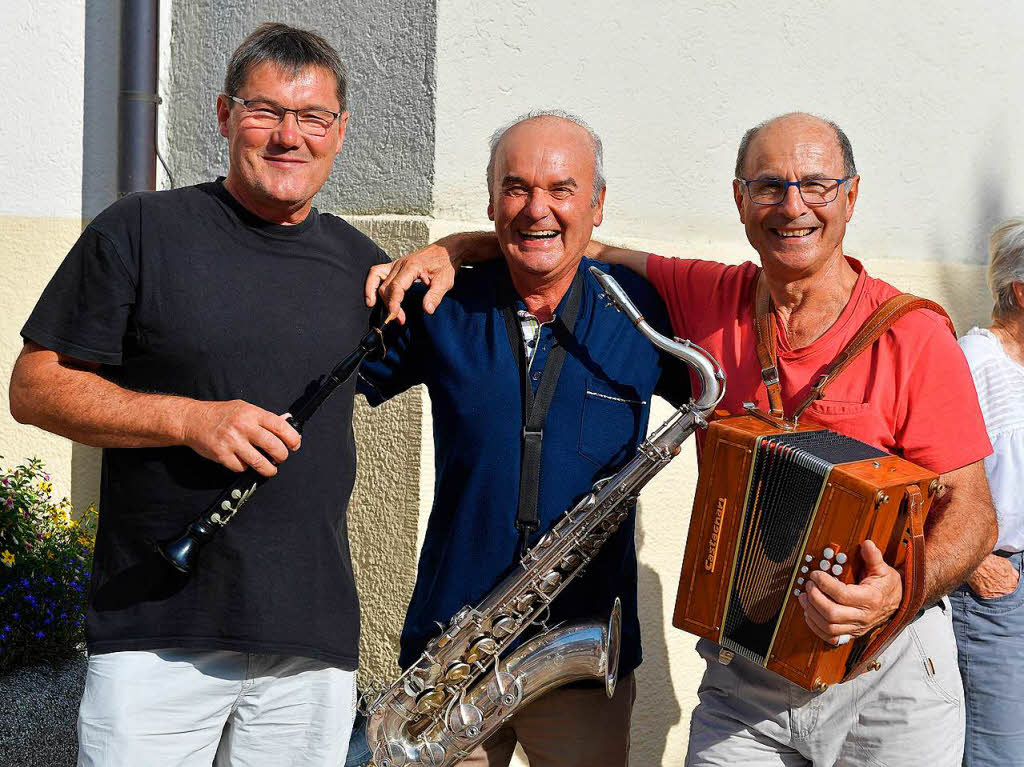 Die drei "Nomades" spieten bretonische Musik auf dem Rathausplatz.