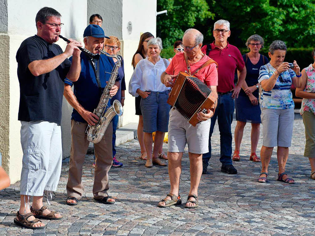 Die drei "Nomades" spieten bretonische Musik auf dem Rathausplatz.