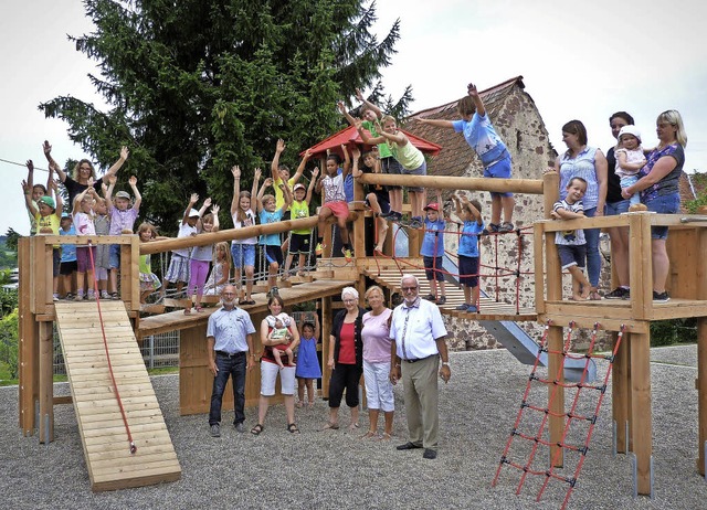 Da jubeln Gro und Klein: In Tutschfel...estaltete Kinderspielplatz bergeben.   | Foto: Werner Schnabl