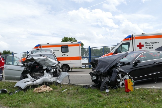 Drei Schwerverletzte sind die Folge ei...ae 31 in Hhe Lffingen ereignet hat.  | Foto: Martin Wunderle