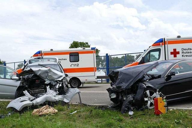 Drei Schwerverletzte bei Frontalkollision auf der B 31