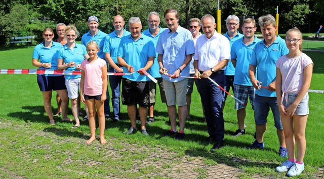 Mit viel ehrenamtlichem Engagement des...e die Sanierung des Bads fortgefhrt.   | Foto: Karin Heiss