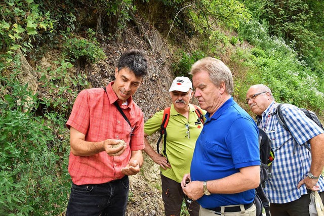 Der Leiter des Naturzentrums Reinhold ...ts) die Beschaffenheit des Lssbodens.  | Foto: Thomas Rhenisch