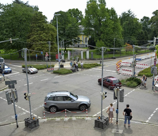 Eine neu eingerichtete Ampelanlage regelt den Verkehr.   | Foto: Sarah Beha