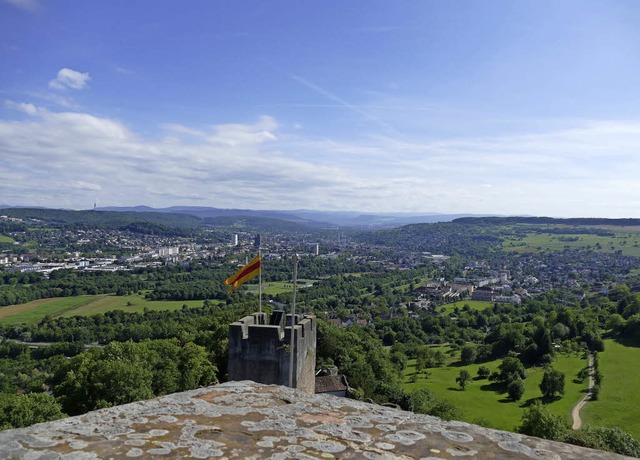 Den Aufstieg wert: Der Blick vom Bergfried in Richtung Lrrach und Basel.   | Foto: Flora Baumgartner