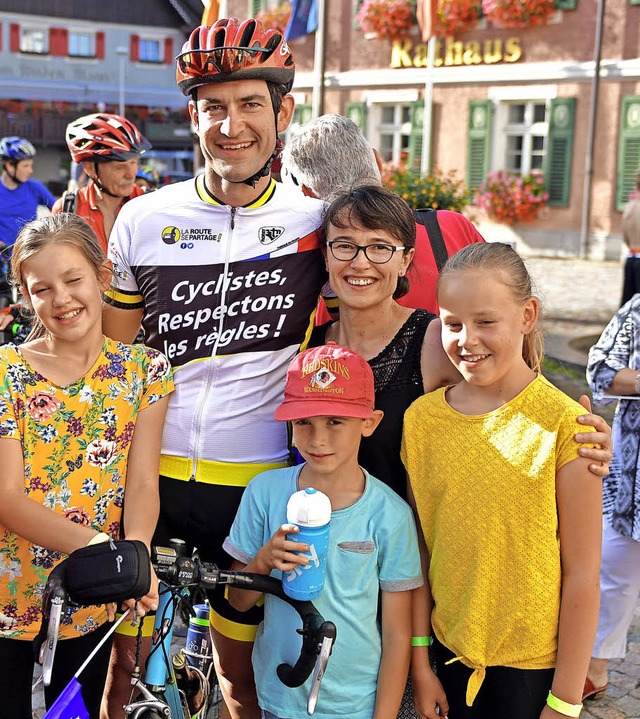 Nach 1050 Kilometer im Sattel, die in ...wieder im Kreis der Familie angelangt.  | Foto: Wolfgang Scheu