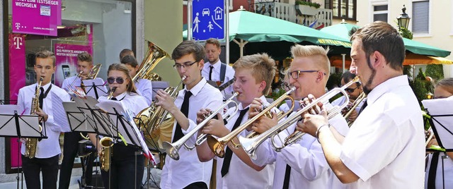 Die jungen Musiker bei ihrem Auftritt auf dem Spitalplatz  | Foto: Rutschmann