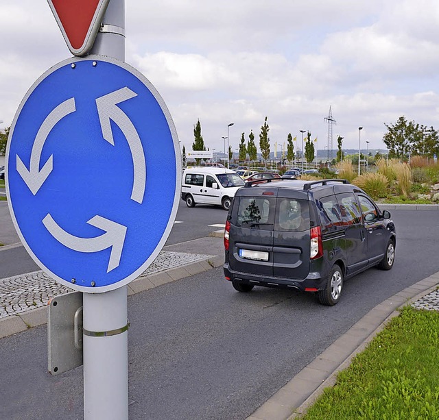 Fahrzeuge die in einem Kreisverkehr fa...ahrt, wer einfahren will, muss warten.  | Foto: HUK