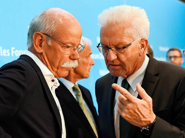 Zu sehr auf Kuschelkurs? Baden-Wrttem...echts) und Daimler-Chef Dieter Zetsche  | Foto: dpa