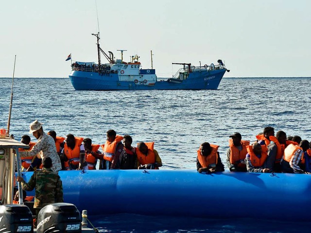 Rettungseinsatz auf dem Mittelmeer. Di...Iuventa&#8220; kreuzt im Hintergrund.   | Foto: AFP