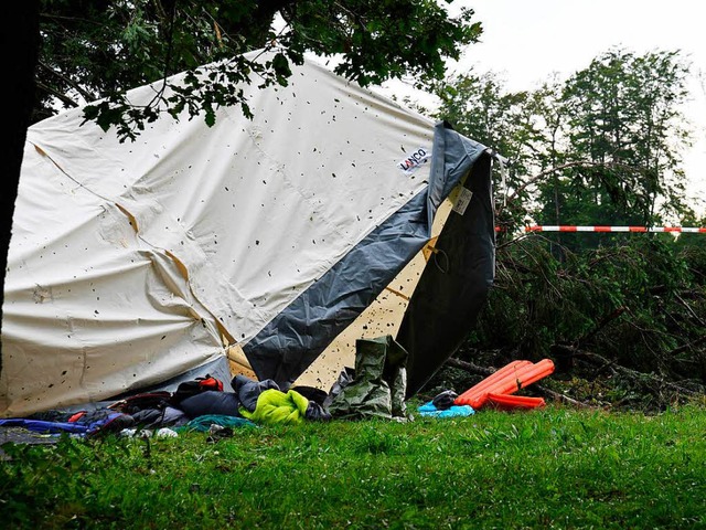 Ein Baum ist in einem Zeltlager bei Ri...strzt. Dabei kam ein Junge ums Leben.  | Foto: dpa