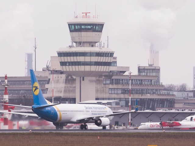 Ein Flugzeug rollt vor dem Hauptgebude des Flughafens Tegel in Berlin vorbei.  | Foto: Jrg Carstensen