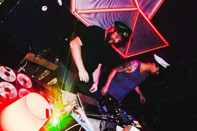 Kptn Hssler und Mo Captain Cook sind die DJ&#8217;s des Ahoii Club.  | Foto: Julia Klaus