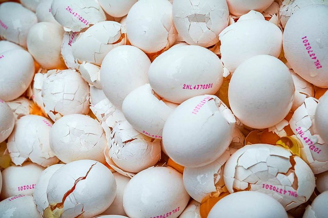 Lebensmittelhndler Edeka sieht bislan...en Grund fr einen Eier-Verkaufsstopp.  | Foto: dpa