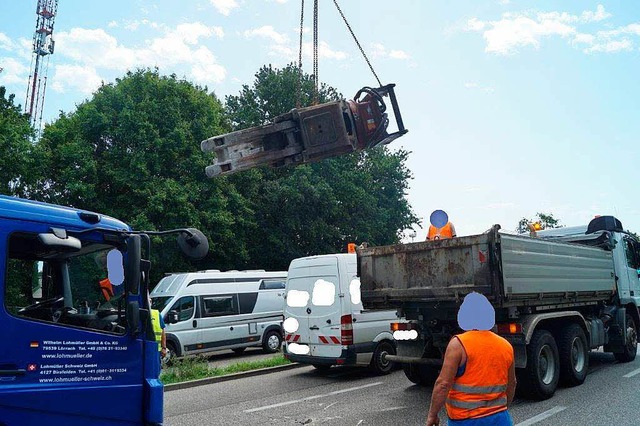 Bergung mit Spezialkran: Die tonnenschwere Baggerschaufel muss weg.  | Foto: Polizei Weil am Rhein