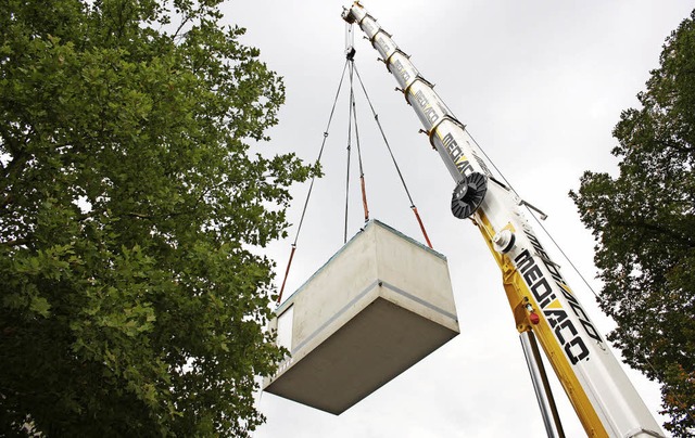 Kommt ein Haus angeflogen: Fr das Gla...wendigen Technikgebuden angeliefert.   | Foto: SWW