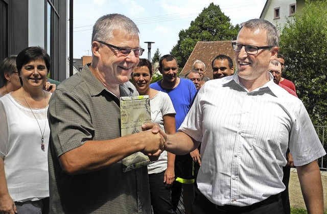 Manfred Schlageter (links) wird von B...ter Johannes Ackermann beglckwnscht.  | Foto: Sigrid Umiger