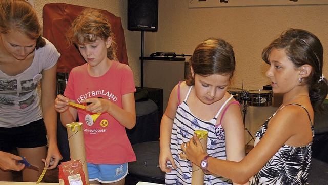 Kinder bastelten im Probelokal der Stadt- und Feuerwehrmusik Laufenburg.   | Foto: Jessica Lichetzki