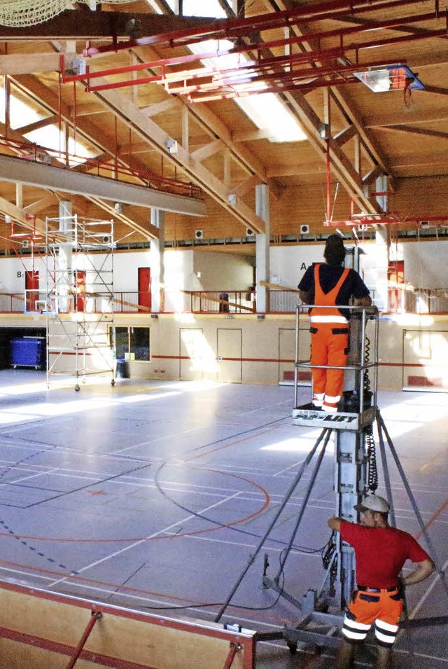 Die Umrstung der Sporthalle mit LED-L...l bis Ende August abgeschlossen sein.   | Foto: Dagobert Maier