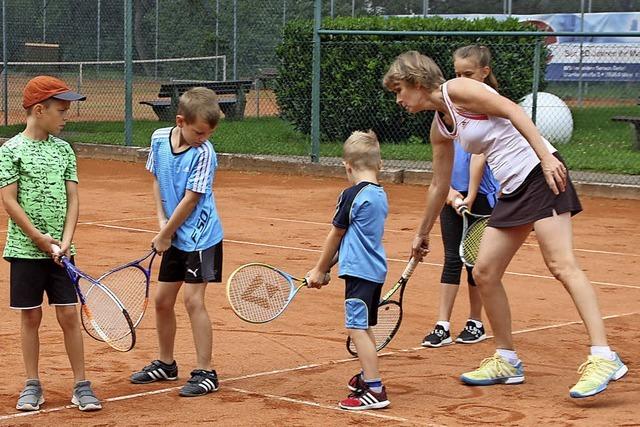 Kinder lernen Tennis