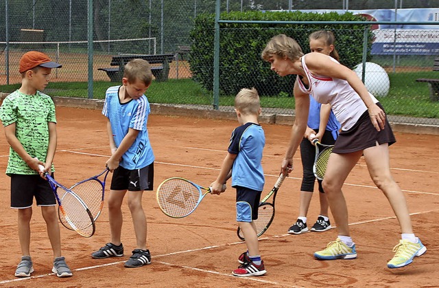 Die Kinder bten beim Sommerferienprogramm Tennis.   | Foto: Leutenecker