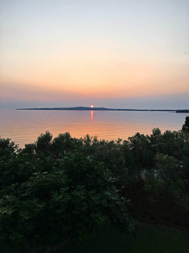 Birgit Streich: Urlaub  in Kroatien, Sonnenuntergang bei Privlaka/Zarda vor der Insel Vir, Ende Mai 2017.