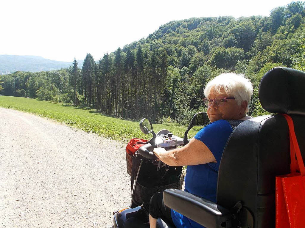 Renate Stahl: Einen grnen netten E-Scooter Ausflug auf den Dinkelberg Pfaden,- kann ich als Gromutter freudig sagen. Ende Juni ging es auf dem Rudishauweg Waldweg von der Chrischona durch das Rustel-Tal nach Wyhlen herunter.