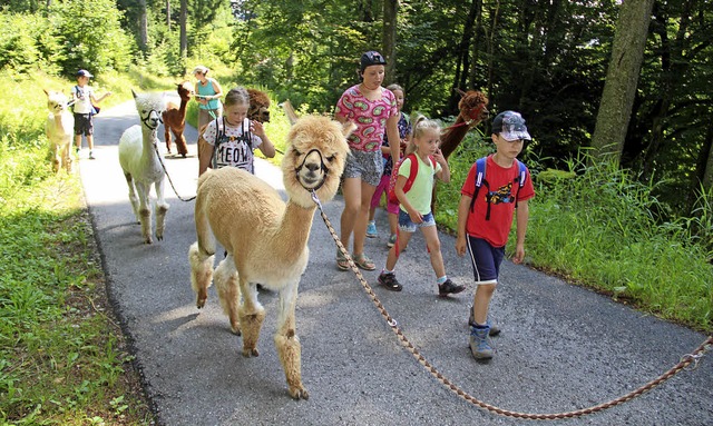 Im Rahmen des Gersbacher Kinderferienp...flauschigen Tiere gleich in ihr Herz.   | Foto: Monika Weber