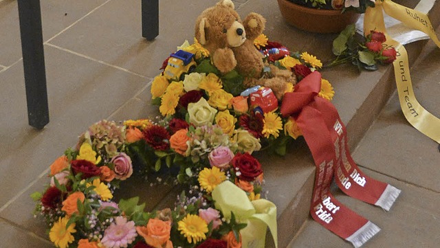 Blumen und ein Teddy bei der Trauerfeier in der evangelischen Kirche in Teningen  | Foto: Benedikt Sommer