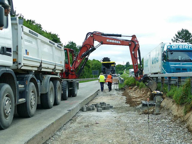 Da endet die  A-98-Baustelle. Whrend ...e Versickerungsrinne fr Regenwasser.   | Foto: Langelott