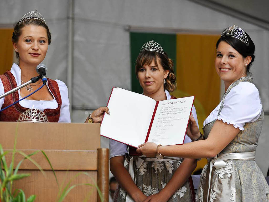 Die Prinzessinnen Kim-Lucy Rutz und Katharina Kammerer danken der bisherigen Markgrfler Weinprinzessin  Franziska Aatz (von links) fr ihr Jahr der Regentschaft.