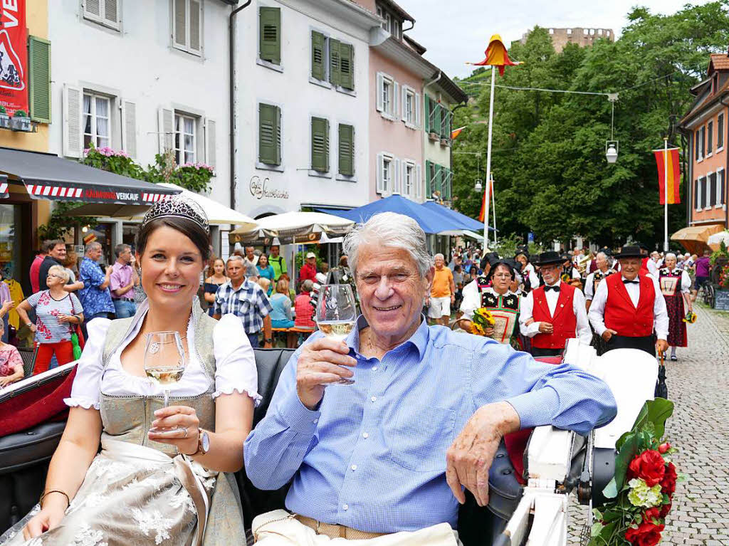 Die Badische Weinknigin Franziska Aatz und Staufens Altbrgermeister Graf von Hohenthal