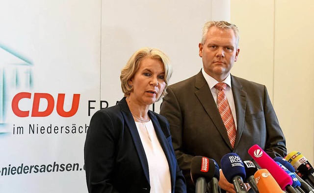 Vor einer Stellwand mit CDU-Logo tritt...che  CDU-Fraktionschef Bjrn Thmler.   | Foto: dpa
