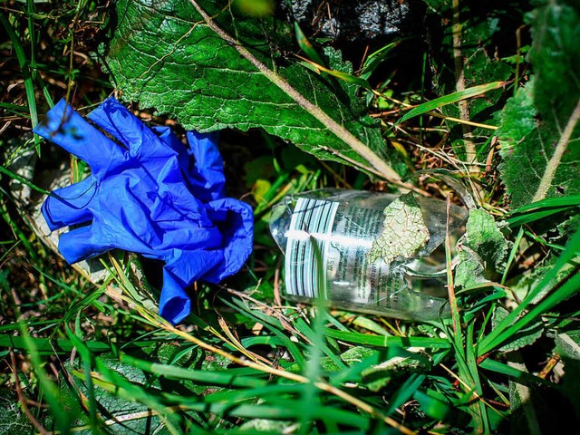 Ein Gummihandschuh und eine Flasche ze... in eine Gruppe Jugendlicher gestrzt.  | Foto: dpa