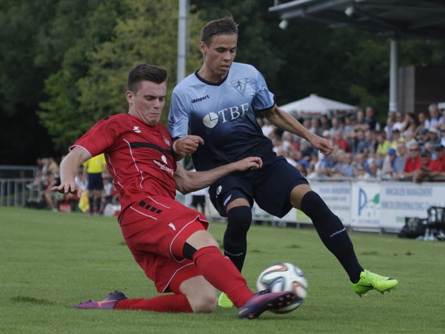 Voller Einsatz in der Defensive: David... gegen den Rielasinger Moritz Strau.   | Foto: Matthias Konzok