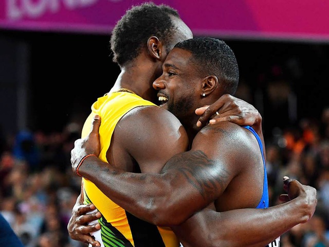 Nach seinem Sieg umarmt Gatlin Usain Bolt  | Foto: AFP