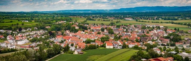 Reichlich Entwicklungspotenzial sieht ...anz links das Neubaugebiet Kurzacker).  | Foto: Matthias Weniger