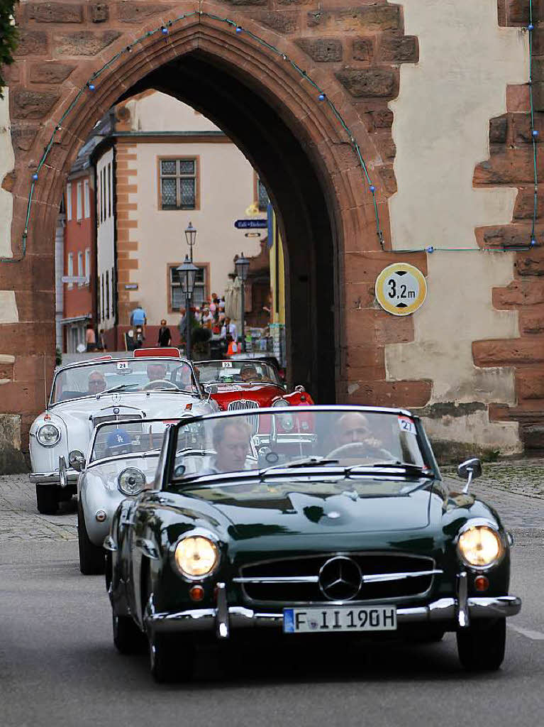 Schauinsland Klassik in Endingen: Drngelei kurz nach dem Torli: Vorneweg ein Mercedes Benz 190 SL (Baujahr 1961), dahinter ein Austin Healey (1959), ein Daimler-Benz 220 S Ponton Cabriolet (1958) und ein roter Jaguar XK 150 DHC (1958).