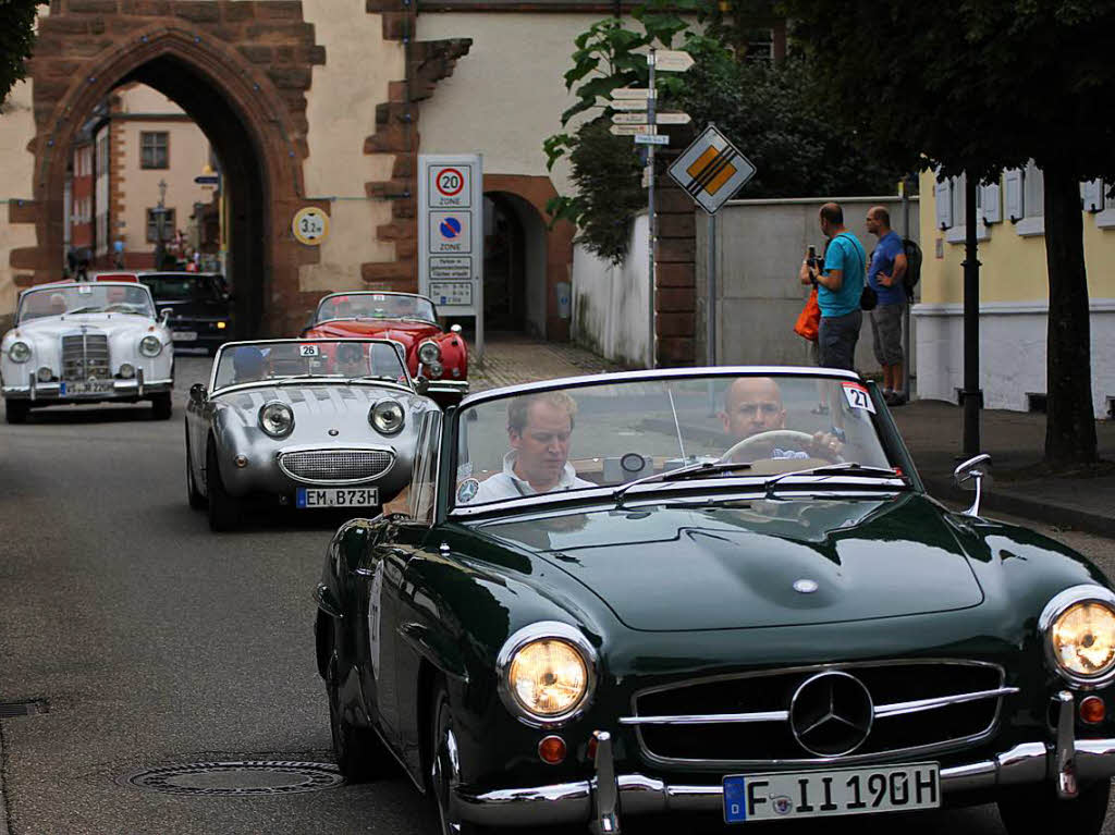 Schauinsland Klassik in Endingen: Drngelei kurz nach dem Torli: Vorneweg ein Mercedes Benz 190 SL (Baujahr 1961), dahinter ein Austin Healey (1959), ein Daimler-Benz 220 S Ponton Cabriolet (1958) und ein roter Jaguar XK 150 DHC (1958).