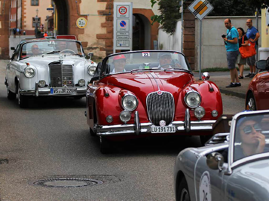 Schauinsland Klassik in Endingen: Der Jaguar XK 150 DHC (1958) hat den Daimler-Benz 220 S Ponton Cabriolet (1958) hinter sich gelassen.