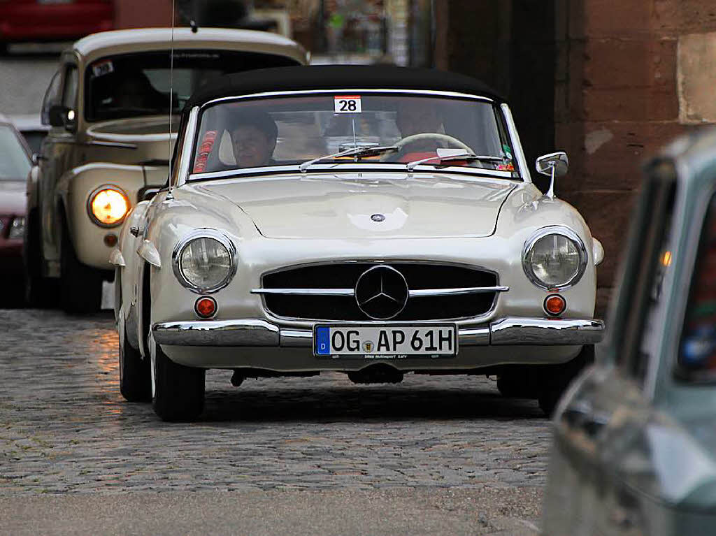 Schauinsland Klassik in Endingen: ein Mercedes-Benz 190 SL Cabrio aus dem Jahr 1961 und ein Volvo PV 544 (1965)