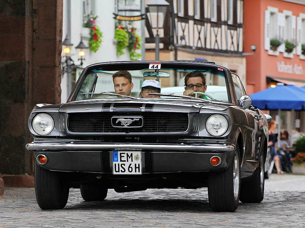 Schauinsland Klassik in Endingen: ein Ford Mustang Cabrio aus dem Jahr 1966