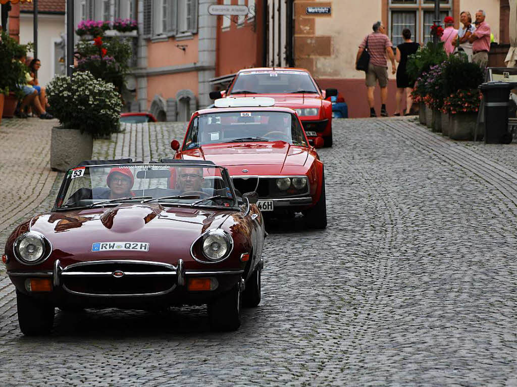 Schauinsland Klassik in Endingen: Schmuckes Trio: ein Jaguar E-Type 4.2 (1970), gefolgt von einem Alfa Romeo Zagato aus demselben Jahr und ein Renault Alpine A110 1600 S (Baujahr 1971)